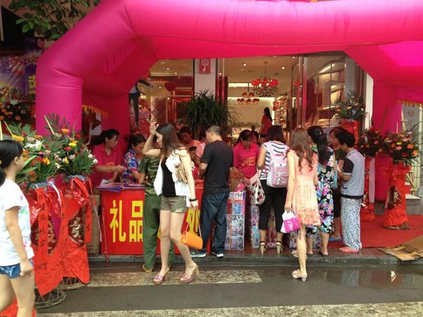 隨著人們生活品質的日益提高,婚慶床品作為家紡產品中最重要組成部分