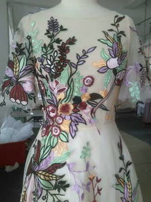 工廠生產的婚紗禮服即將成品出庫前的樣子是很不入眼