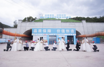 “建證”愛情,瞧!工地建設現場為背景的婚紗照